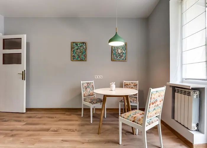 Picasso In A Park Area Apartamento Leópolis